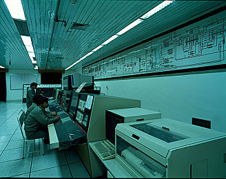 屁股网站：霓虹夜幕下的疾驰艺术，虚拟世界的尾迹美学-3