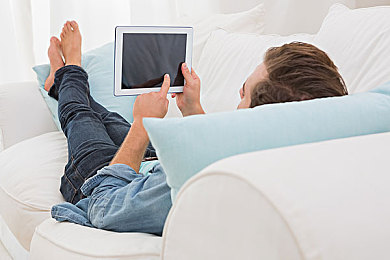 色多多网:霓虹竞速新作上线,色彩驱动玩法革新街头飙车体验-2