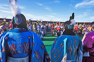 双人扑克又叫又痛：极速狂飙，卡牌对决，智慧与策略的赛道争锋