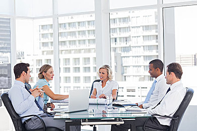 一小孩和妈妈一起摘萝卜：田园驾驶新体验，亲子协作共度温馨农场时光-2