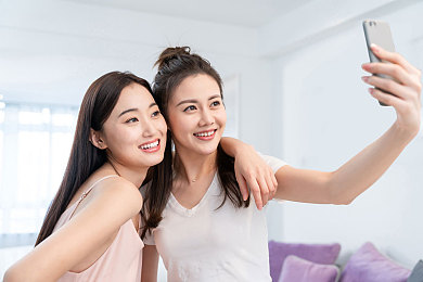 男生和女生打扑克差差差差:策略卡牌与极速狂飙的完美融合,竞速王牌带来全新对决体验-5