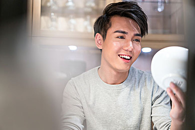 性色综合:光影疾驰,雨夜都市的视觉竞速诗篇-2