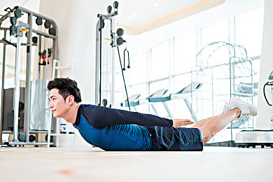 色色色99：霓虹赛道动态三色系统革新，竞速游戏迎来策略解谜新浪潮