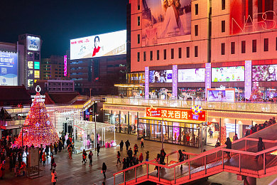 榴莲视频成人版污：霓虹车库，街头油污与速度的机械交响诗-2