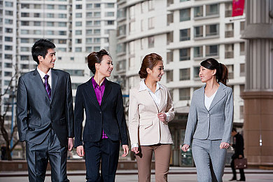 妈妈和小孩小马拉大车：亲子携手驾驭挑战，温馨协作共闯难关-3