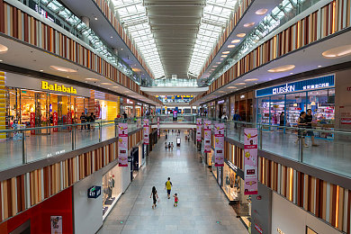 国产剧情演绎av：极速情缘霓虹轨迹，以引擎轰鸣谱写都市情感竞速篇章-4