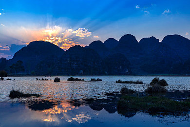 男捅女app：复古飙车混战开启，像素都市上演改装车终极对决-3