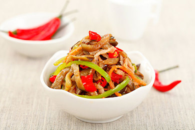 国内精品卡一卡二卡三：赛道攻心术，驾驭速度之外的胜负博弈