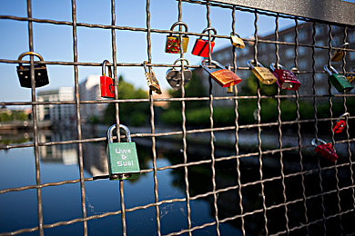 51国精产品秘 一区二区三区,：环球竞速征程，征服三大洲际赛道传奇-3