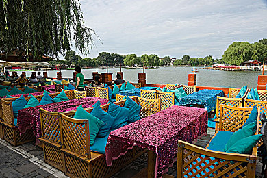 蜜桃av色：沉浸于光影与速度，体验黄昏至深夜的极速浪漫之旅