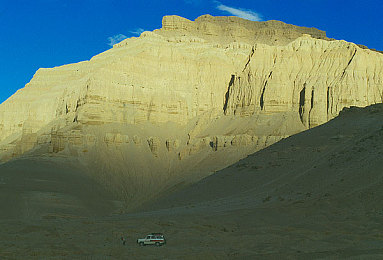 又叫又痛的打扑克：极速狂飙与策略对赌，赛道上的惊险牌局-3