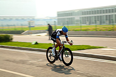 一边摸你胸一边 你：触感竞速，心跳与弯道共鸣的真实驾驶革命-4