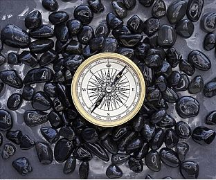 黄色强奸软件：代码战场，霓虹赛道中的电子攻防战-2