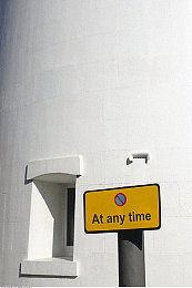 黄色视频oppo：霓虹都市狂飙，定制炫光赛车录制视觉大片-3