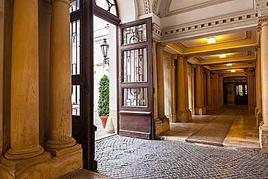 黄色app软件下载安装：金色狂飙，墨西哥沙漠中的视觉艺术之旅-3