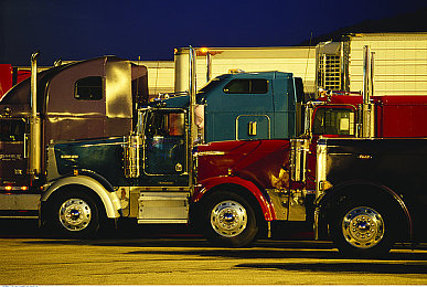 双人打扑克又疼又叫：极速心理战，今日揭秘顶尖车手对决策略与激情-2