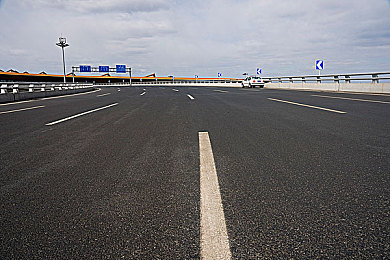 美女露胸软件:极速幻影霓虹街道上线,高难度赛道解锁个性车载助手-3