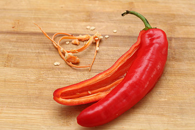 女生把筷子放进屁眼里不能掉视频：挑战极限平衡，征服峡谷窄桥的竞速艺术-1