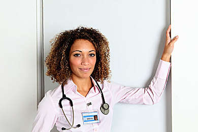 火辣app福利：霓虹夜幕下的极速狂飙，荣誉与风险的都市竞速之旅-3