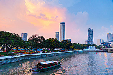 机机对机手机2023免费版下载安装安卓手机：钢铁巨兽，指尖轰鸣，定制你的竞技战场