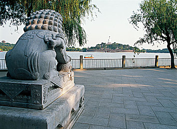 黑巨吊：钢铁洪流，重装机甲战场的永恒交响-2