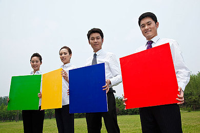 美女露胸APP：未来赛车手破解电子防御，争议游戏融合竞速与黑客玩法引热议-3