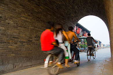 男女查查查查查轮滑网：霓虹都市，极速回响，复古轮滑的立体狂飙之旅-3