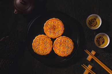 国模素素和眼镜摄影师：虚拟车展光影竞速，摄影改装与模拟经营融合之旅-2