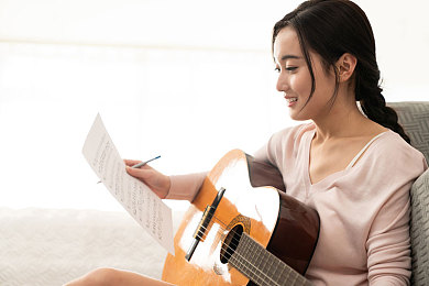 色多多污APP：霓虹都市净化行动，竞速射击重绘世界色彩-3