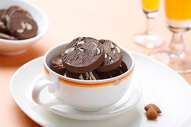 成人国产电影：国产赛博竞速新作，霓虹暗影中的速度与人性抉择-4