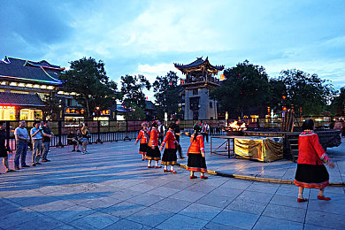 汤姆影院 TOM:极速幻境,光影轮盘中的电影化竞速史诗-3