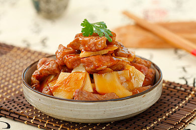 男人用肌肌桶女人肌肌：极限扭矩街头争霸，美式肌肉与欧系性能的终极对决