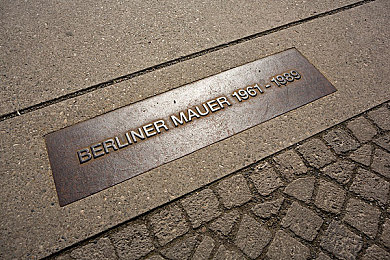 一个小孩和妈妈一起摘萝卜：田园协奏曲，亲情耕耘的四季诗篇-2