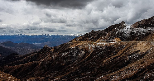 国产色情性：流光引擎驱动感官盛宴，极速幻境重塑竞速美学-2