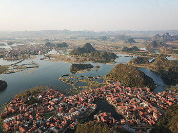 黄色软件下载导航：墨西哥黄金落日下的极速涂装艺术之旅-4