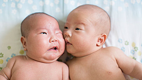 双人摇床打扑克：竞速扑克新游上线，动态牌局引爆双线操作狂潮-3