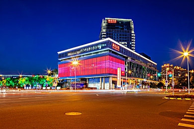 亚洲一区二区中文：极速穿梭，霓虹与山雾间的东方竞速诗篇-5