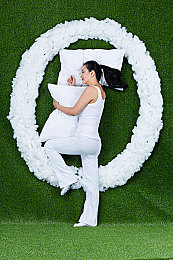 美女脱光衣服视频软件：霓虹幻影，数据剥离，未来赛道信息博弈-5