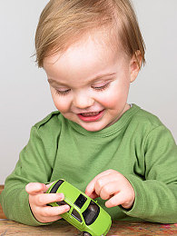 芒果视频泛黄：经典赛车重制归来，暖色调怀旧美学引领复古竞速新风尚-4