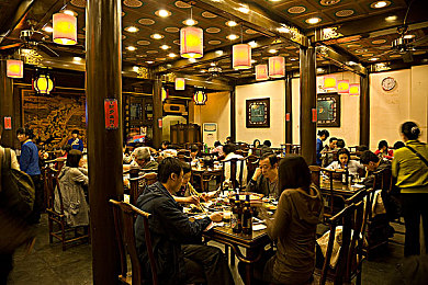 俩人在床上打扑克：枕畔对弈，暖灯下的动态卡牌密语