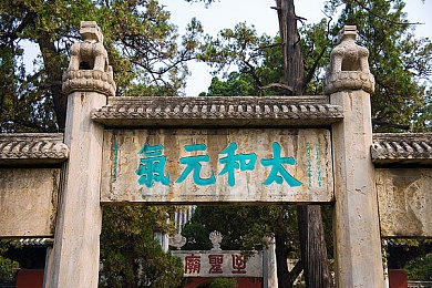 迪丽热巴被操视频:霓虹幻影,双重星轨竞速与虚拟偶像经纪计划-2