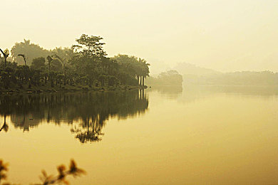 女生脱光衣服的视频软件：光影剥离，速度真相，赛道幻影中的感知革命-3