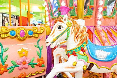 女生把筷子放进屁眼里不能掉视频：挑战极限平衡，征服峡谷窄桥的竞速艺术-2