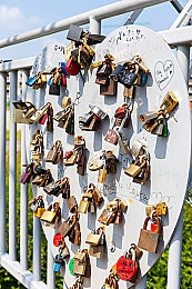 打卡克又叫疼又叫痛不盖被子：硬核赛车模拟新作上线，挑战极限操作与耐力引发玩家沉迷-2