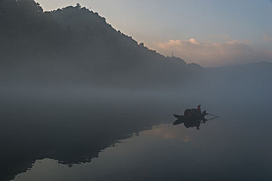 蜜桃AV亂倫：家族企业赛道对决，深度解析赛车经营新作的创新玩法与隐藏攻略-1