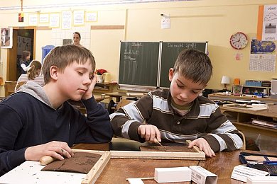 男生女生在床上躺着APP：云端驾驶舱，卧游墨西哥飙车盛宴-4