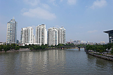 色精品:霓虹调校师,赛博街头的像素改装竞速诗篇-5