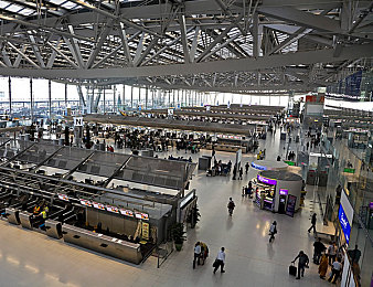 三上悠亚A片:次世代竞速游戏极速魅影正式发布,沉浸式驾驶体验重塑赛道美学-2