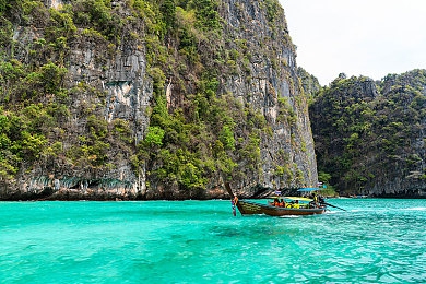 打扑克又痛又叫的视频软件：极速牌局与狂飙赛道，双重挑战的思维竞速
