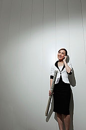 美女露胸APP：未来赛车手破解电子防御，争议游戏融合竞速与黑客玩法引热议-4